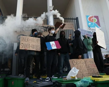 New France's Prime Minister Faces Mounting Pressure as Countrywide Strikes Disrupt Schools and Transport